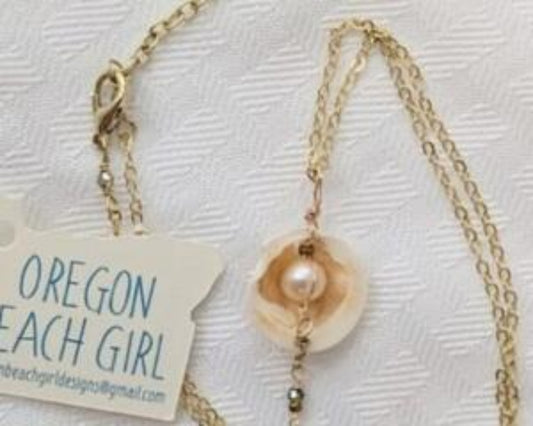 Freshwater Pearl Seashell Necklace (One Pearl)
