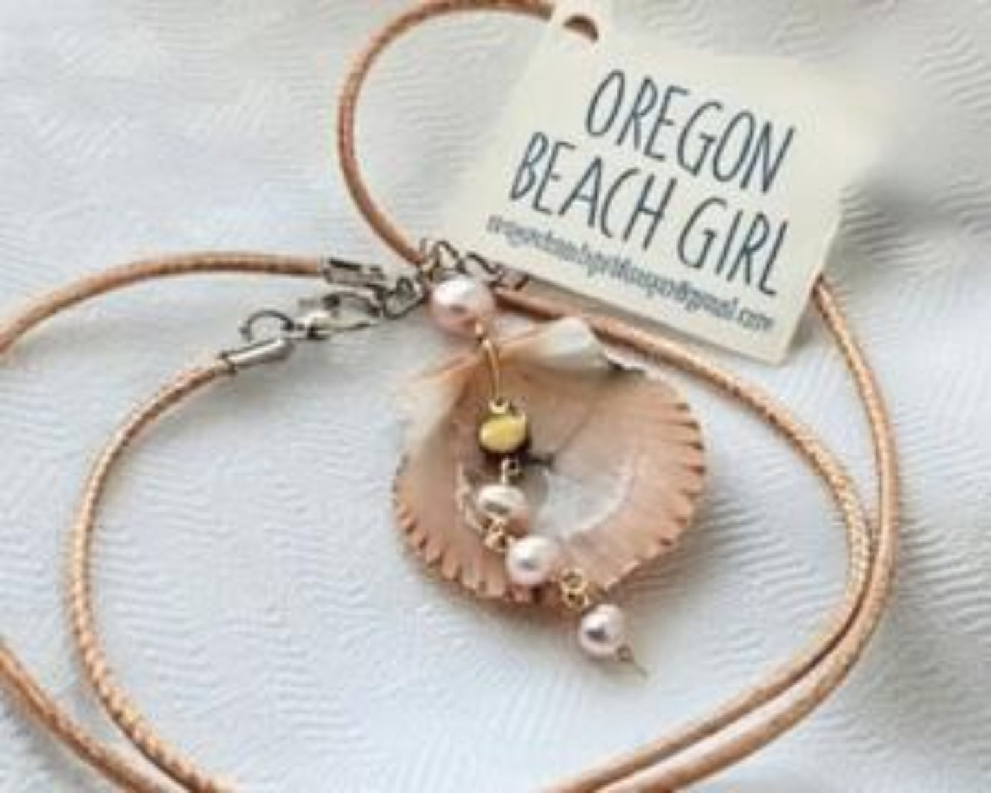 Freshwater Pearl Seashell Necklace (Four Pearls)