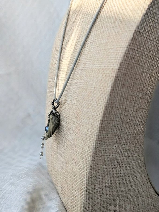 Freshwater Pearl Seashell Necklace (Four Gray Pearls)