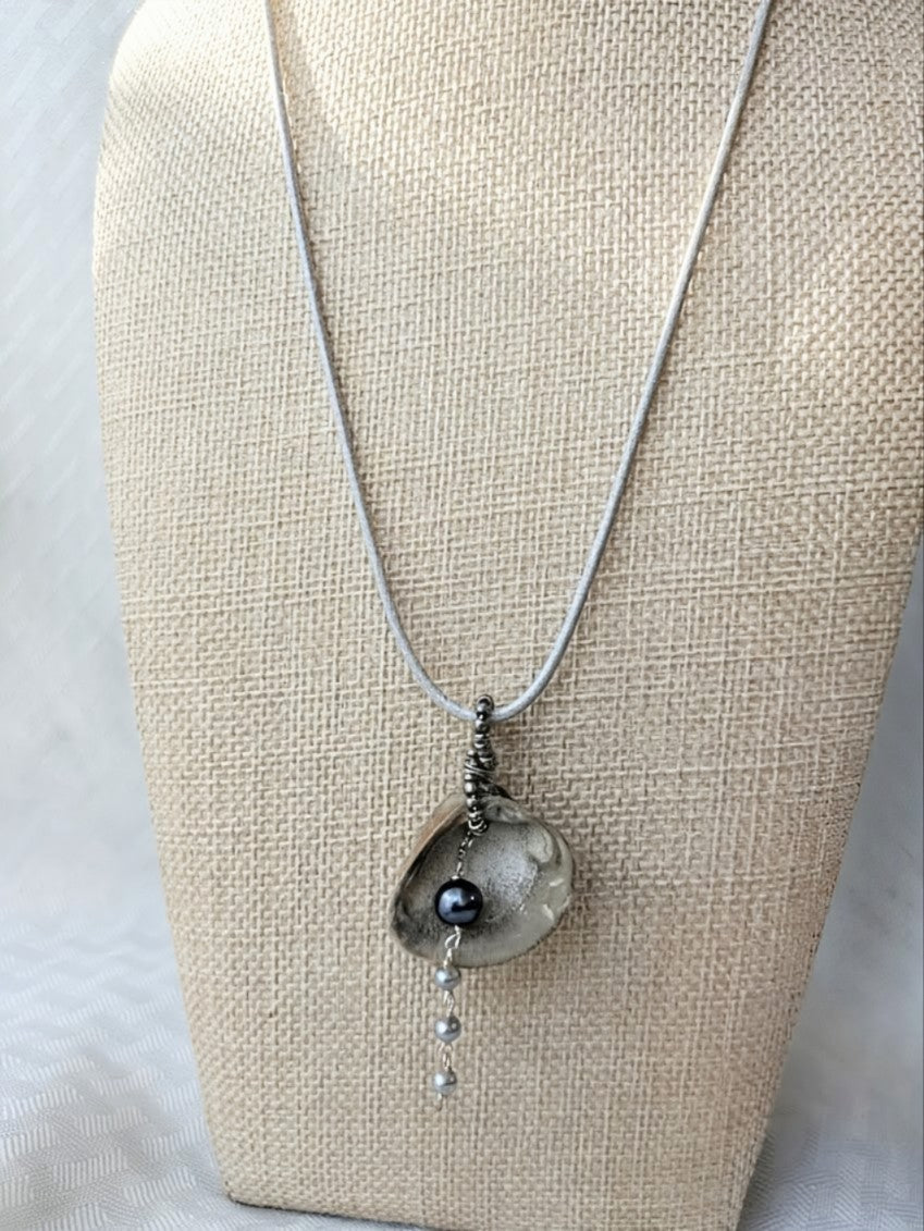 Freshwater Pearl Seashell Necklace (Four Gray Pearls)
