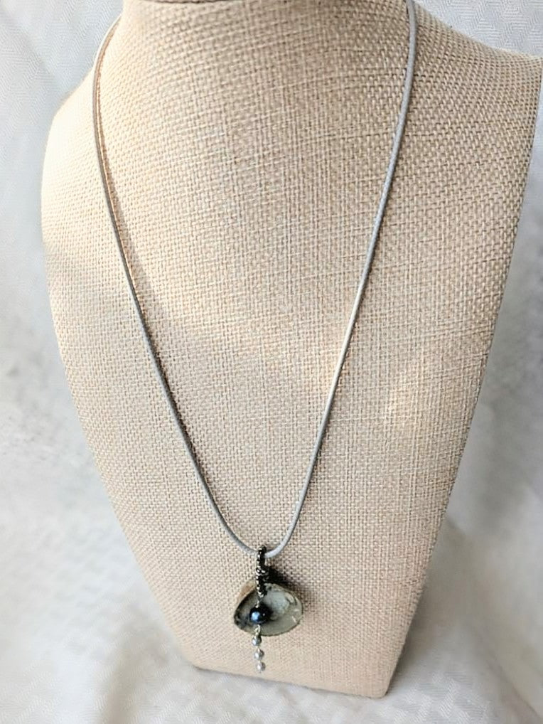 Freshwater Pearl Seashell Necklace (Four Gray Pearls)