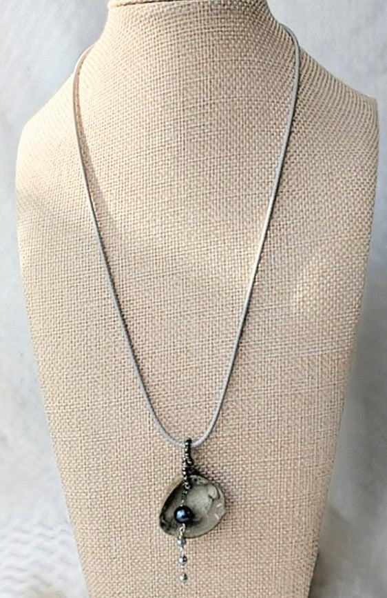 Freshwater Pearl Seashell Necklace (Four Gray Pearls)