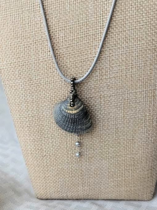 Freshwater Pearl Seashell Necklace (Four Gray Pearls)