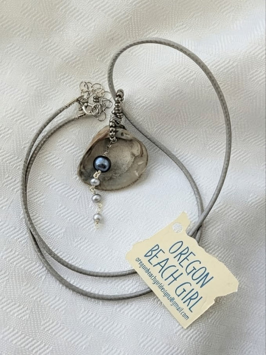 Freshwater Pearl Seashell Necklace (Four Gray Pearls)