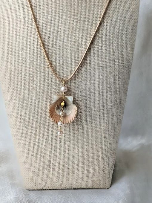 Freshwater Pearl Seashell Necklace (Four Pearls)