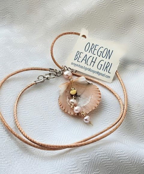 Freshwater Pearl Seashell Necklace (Four Pearls)