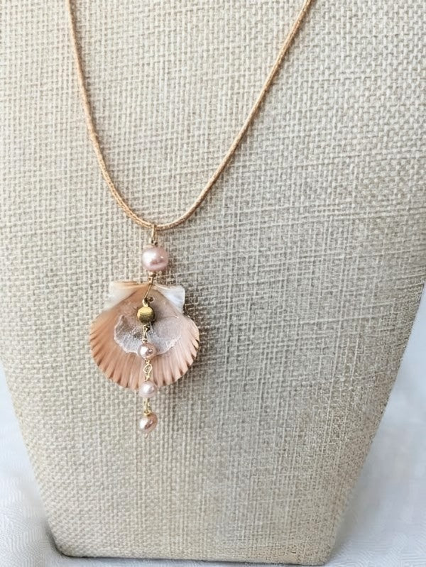 Freshwater Pearl Seashell Necklace (Four Pearls)