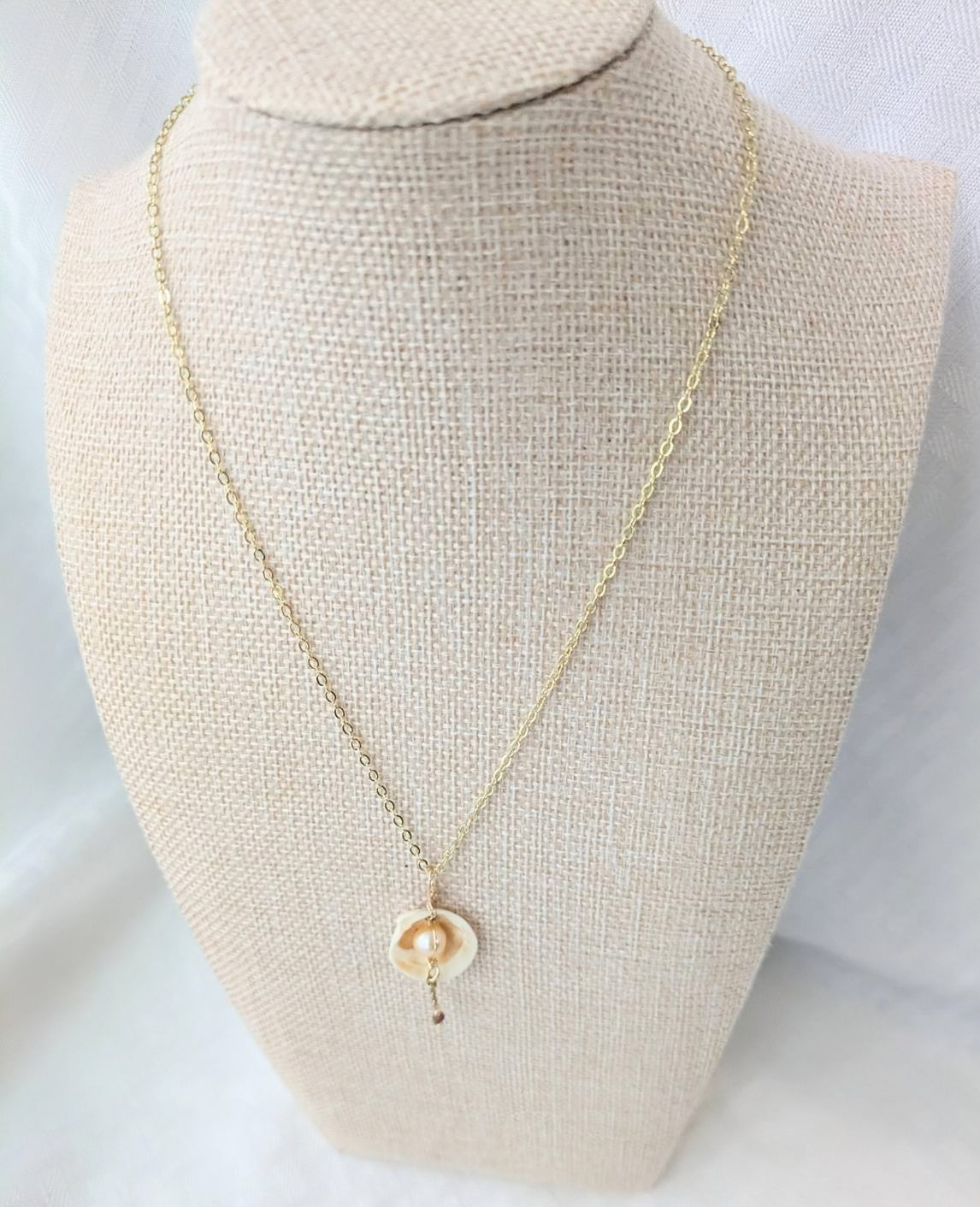 Freshwater Pearl Seashell Necklace (One Pearl)